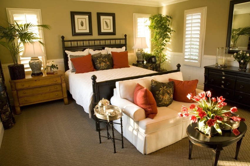 Luxury-Bedroom-with-designer-pillows