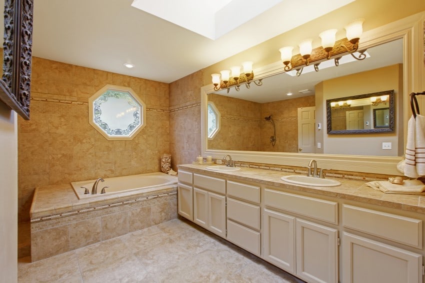 Luxury-Bathroom-Interior