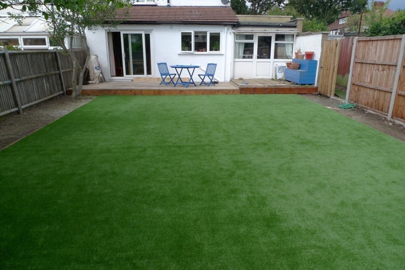 A layer artificial grass in the backyard