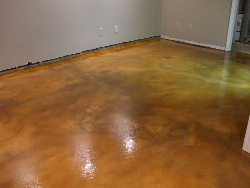 What are the Pros and Cons of Stained Concrete Flooring in Homes?